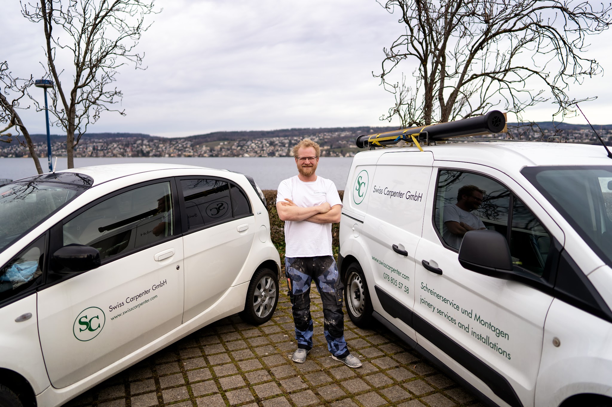 Erik Styffe, Inhaber von Swiss Carpenter, vor den Firmenfahrzeugen