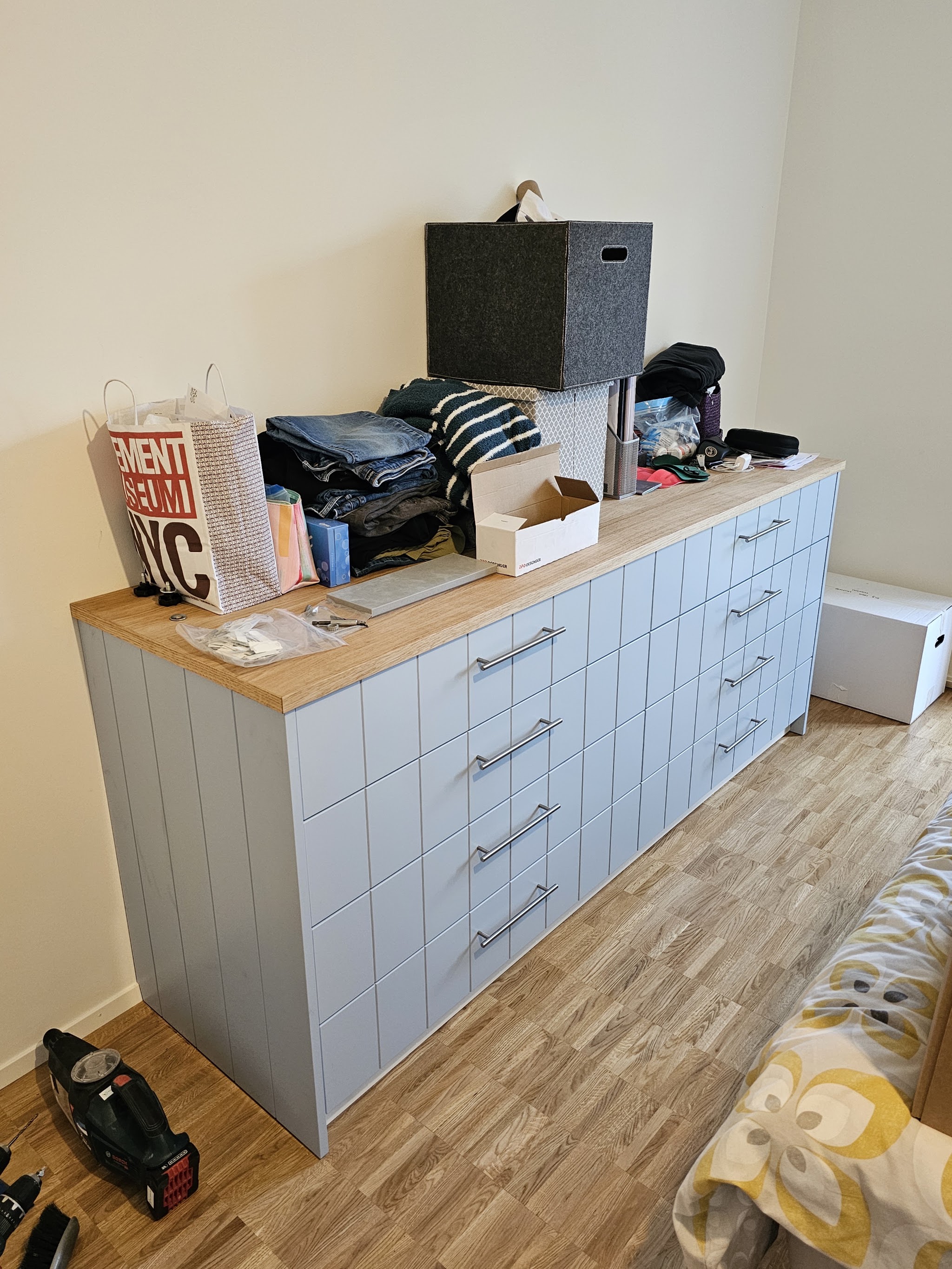 Fertig eingebauter Kommodenschrank von Swiss Carpenter