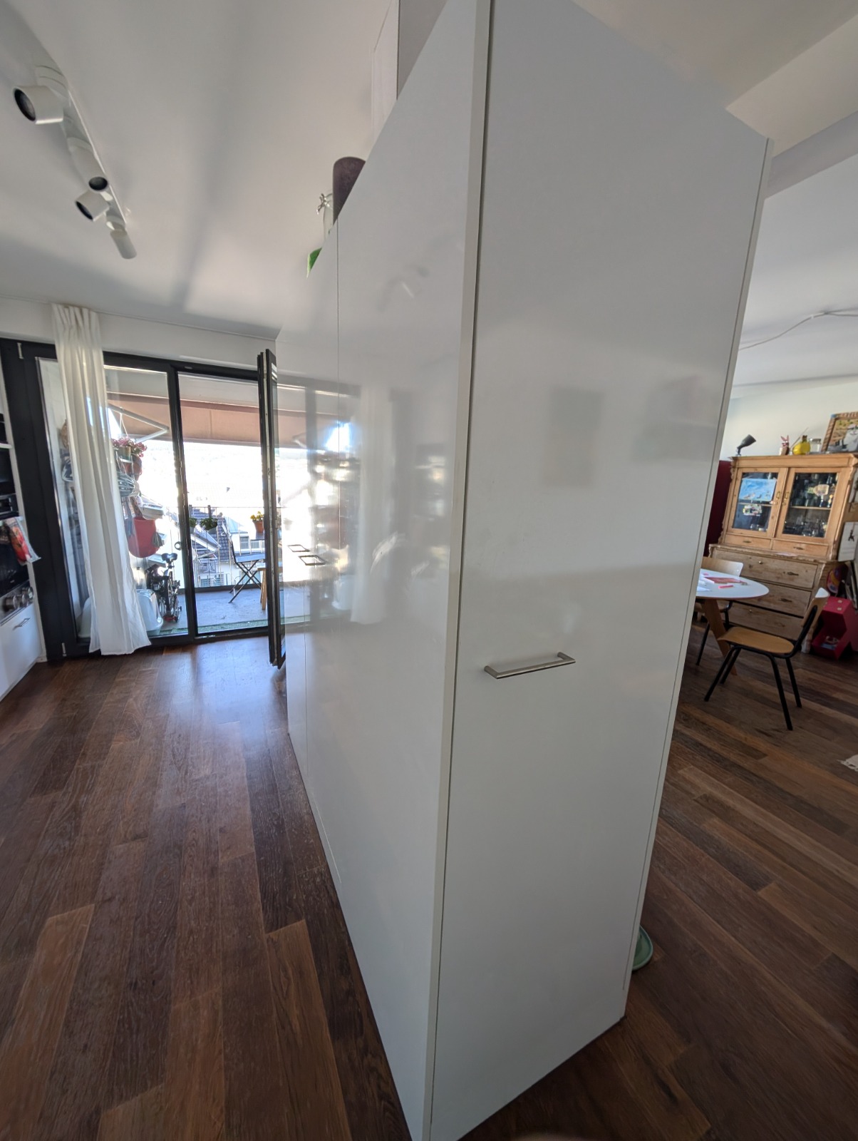 Fertig montierter Hochglanz-Wandschrank von Swiss Carpenter
